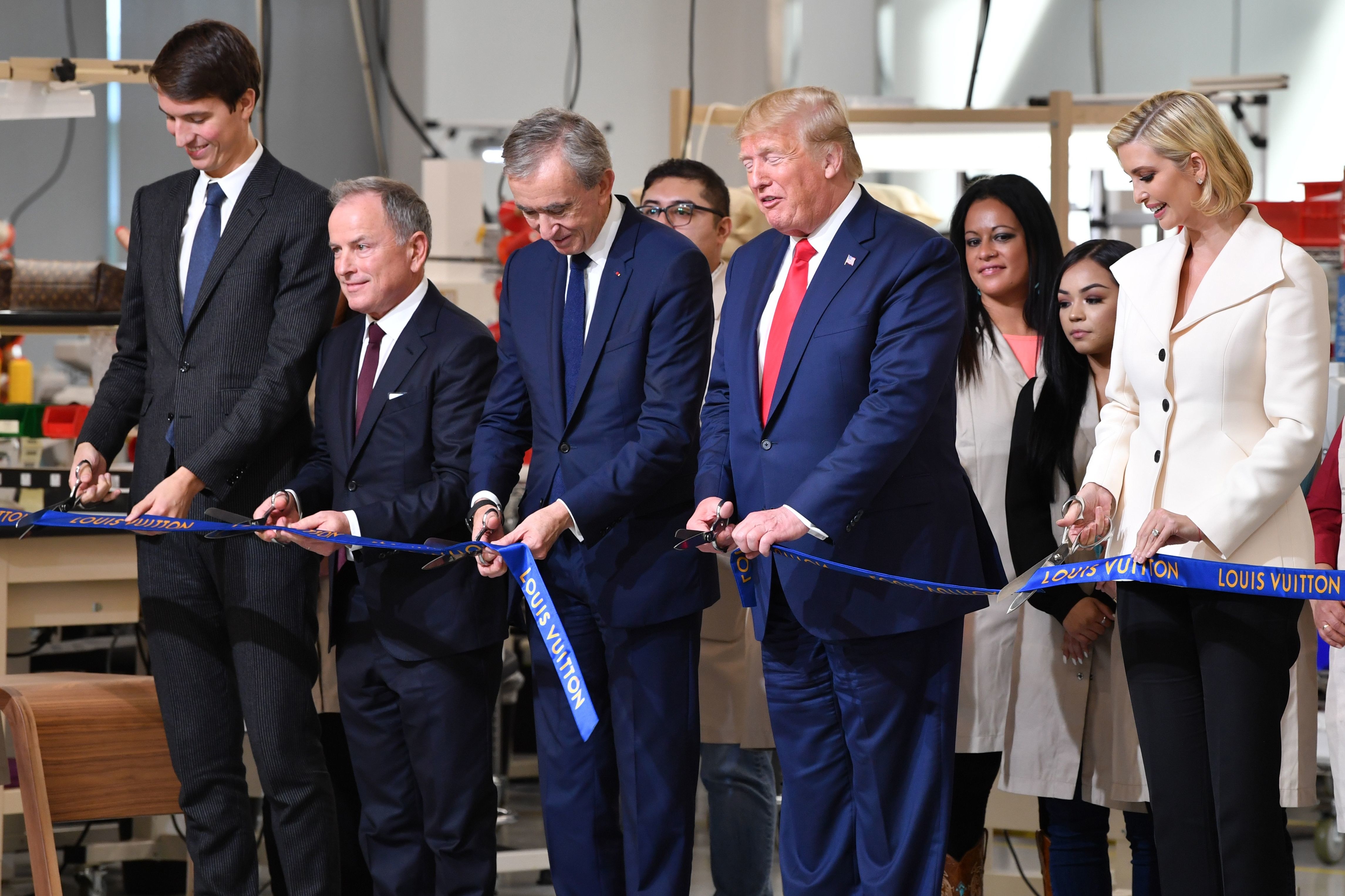 Bernaed Arnault et le président Donald Trump à l'inauguration du nouveau site de Luis Vitton au Texas