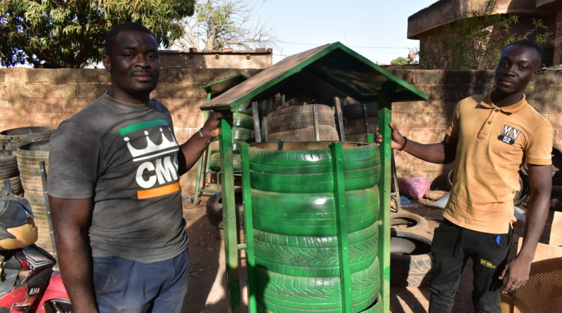 Dramane Sanogo dans son atelier de production des poubelles écologiques