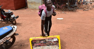 Cyrille Ouédraogo, vendeur ambulant d'accessoires de mode à Ouaga
