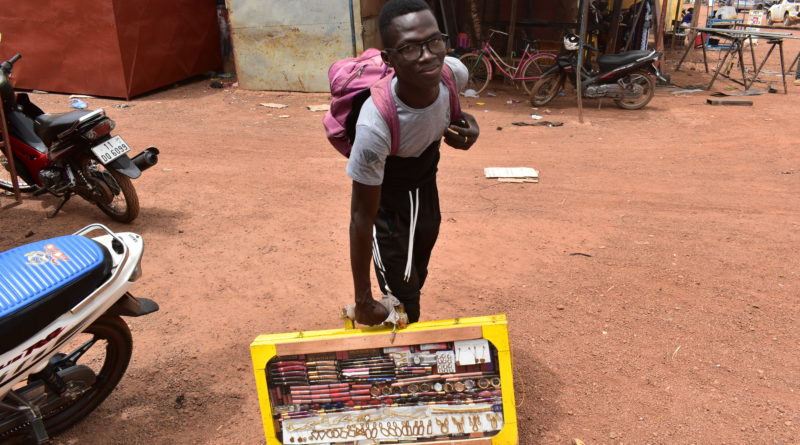 Cyrille Ouédraogo, vendeur ambulant d'accessoires de mode à Ouaga