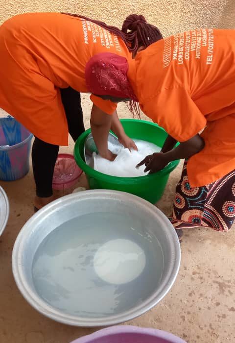 Une équipe de Soeurs Bougma promotrices de Vaisselle Clean Services en train de laver des plats