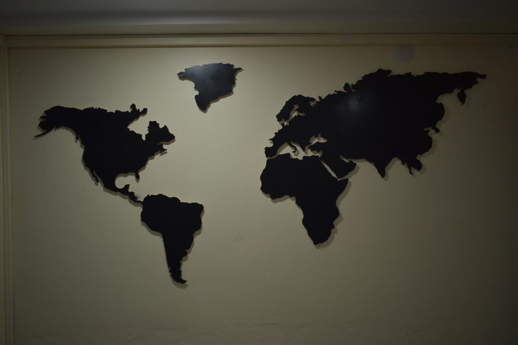 Carte du monde découpé dans du PCV