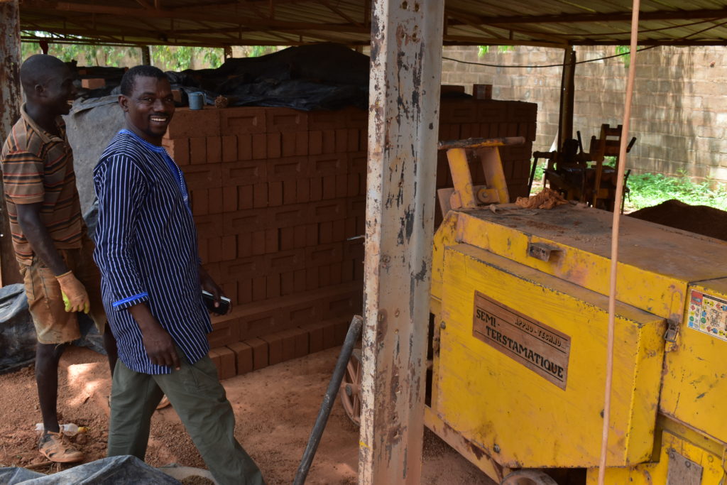 ZI Mahamoudou supervisant la fabrication des Briques en Terre Cuite